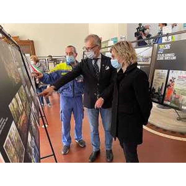 Il presidente Piero Mauro Zanin e l'assessore Barbara Zilli insieme al coordinatore della Pc locale, Renato Campese - Il presidente Piero Mauro Zanin e l'assessore Barbara Zilli insieme al coordinatore della Pc locale, Renato Campese