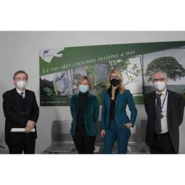 L'assessore regionale alle Finanze Barbara Zilli (terza da sinistra) al Bic di Trieste. Da sinistra: Diego Bravar, presidente di Biovalley Investments Partner spa, Federica Seganti, presidente di Friulia Spa, Zilli e Alberto Steindler, direttore generale direttore generale di Bic Incubatori FVG. - L'assessore regionale alle Finanze Barbara Zilli (terza da sinistra) al Bic di Trieste. Da sinistra: Diego Bravar, presidente di Biovalley Investments Partner spa, Federica Seganti, presidente di Friulia Spa, Zilli e Alberto Steindler, direttore generale direttore generale di Bic Incubatori FVG.