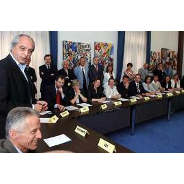 Riccardo Illy (Presidente Regione Friuli Venezia Giulia) con Gianni Pecol Cominotto (Assessore regionale all’organizzazione, personale e sistemi informativi) con i neo dirigenti regionali