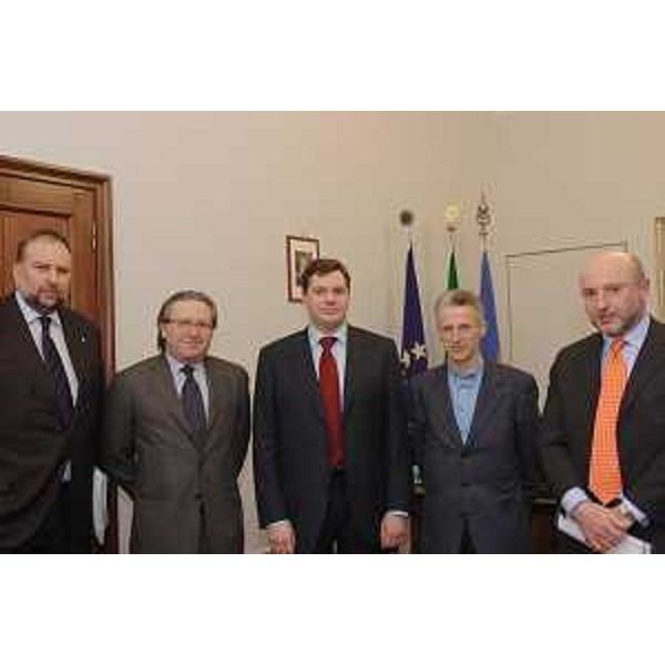 Riccardo Illy (Presidente Regione Friuli Venezia Giulia), Enrico Bertossi (Assessore Regionale alle attività produttive), Roberto Cosolini (Assessore Regionale al lavoro, formazione, università e ricerca), Alexey A. Mordashov (direttore generale e presidente dell'esecutivo del Gruppo Severstal) e Giuseppe Lucchini (presidente della società Lucchini) (Trieste, 10/03/05)