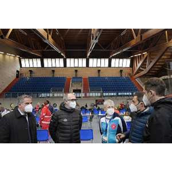 Il vicegovernatore Riccardo Riccardi in sopralluogo al cantro vaccinale di Tarvisio con il vicepresidente del Consiglio regionale Stefano Mazzolini e il sindaco di Tarvisio Renzo Zanette e l'assessore comunale alla Sanità Raffaella Taddio - Il vicegovernatore Riccardo Riccardi in sopralluogo al cantro vaccinale di Tarvisio con il vicepresidente del Consiglio regionale Stefano Mazzolini e il sindaco di Tarvisio Renzo Zanette e l'assessore comunale alla Sanità Raffaella Taddio