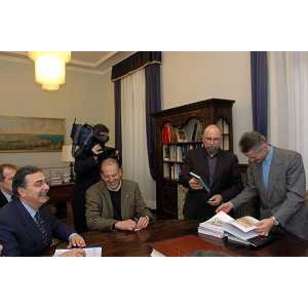 Riccardo Illy (Presidente Regione Friuli Venezia Giulia) con i rappresentanti di Federparchi (Trieste, 09/03/05)
