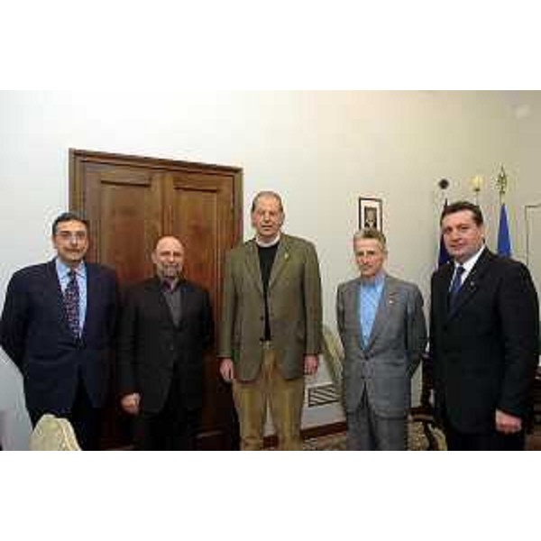 Riccardo Illy (Presidente Regione Friuli Venezia Giulia) ed Enzo Marsilio (Assessore Regionale alle risorse agricole, naturali, forestali e montagna) con i rappresentanti di Federparchi (Trieste, 09/03/05)