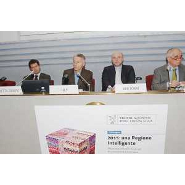 Riccardo Illy (Presidente Regione Friuli Venezia Giulia) con Enrico Bertossi (Assessore regionale Attività produttive) al convegno "2015: una Regione Intelligente", a Trieste nell'auditorium della Friulia Holding. (Trieste 13/12/07)