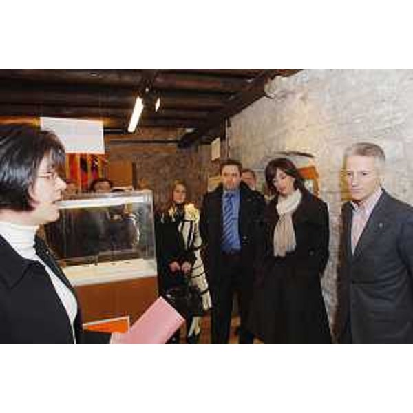 Riccardo Illy (Presidente Regione Friuli Venezia Giulia) a Buja visita la mostra “Le radici rinascimentali nei ritratti di Pietro Giampaoli” dedicata a Pietro Giampaoli. (Buja 14/12/07)