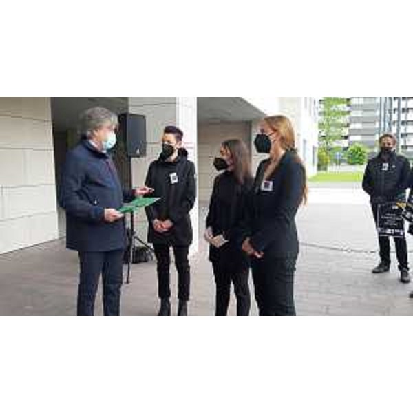 L'assessore regionale alle Attività produttive, Sergio Emidio Bini, incontra i rappresentanti di Filiera eventi unita (Feu) e confederazione Unanime davanti alla sede della Regione a Udine - L'assessore regionale alle Attività produttive, Sergio Emidio Bini, incontra i rappresentanti di Filiera eventi unita (Feu) e confederazione Unanime davanti alla sede della Regione a Udine