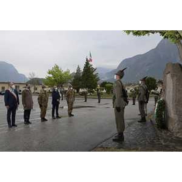 La deposizione della corona d'alloro alla caserma Goi-Pantanali in ricordo dei 29 militari, artiglieri e genieri della Julia, che persero la vita per il crollo della caserma nel '76. - La deposizione della corona d'alloro alla caserma Goi-Pantanali in ricordo dei 29 militari, artiglieri e genieri della Julia, che persero la vita per il crollo della caserma nel '76.