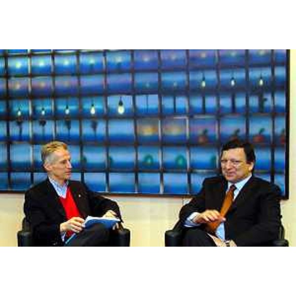 Riccardo Illy (Presidete Regione Friuli Venezia Giulia) con Jose' Manuel Barroso (Presidente della Commissione Europaea) all'ARE (Assemblea delle Regione D'Europa) (Bruxelles, 03/03/05)