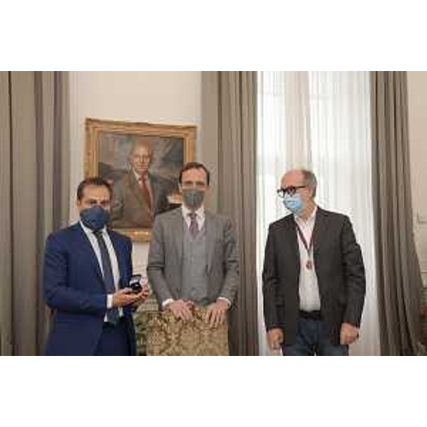 Il governatore Massimiliano Fedriga tra il vice Riccardo Riccardi e il neodirettore di Asufc Denis Caporale (primo a sinistra) - Il governatore Massimiliano Fedriga tra il vice Riccardo Riccardi e il neodirettore di Asufc Denis Caporale (primo a sinistra)