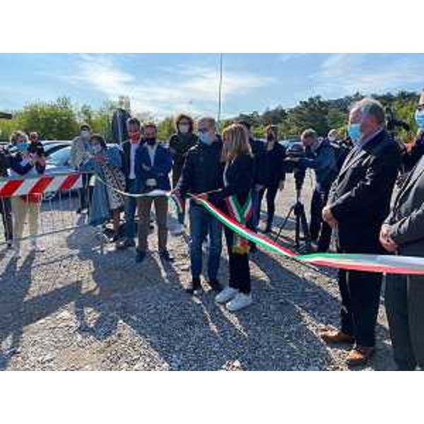 Il vicegovernatore della Regione con delega alla Salute, Riccardo Riccardi, allapertura della sede extra ospedaliera per la somministrazione dei vaccini alla palestra comunale S. Usaj di Aurisina (Trieste), assieme al sindaco di Duino-Aurisina Daniela Pallotta. - Il vicegovernatore della Regione con delega alla Salute, Riccardo Riccardi, allapertura della sede extra ospedaliera per la somministrazione dei vaccini alla palestra comunale S. Usaj di Aurisina (Trieste), assieme al sindaco di Duino-Aurisina Daniela Pallotta.