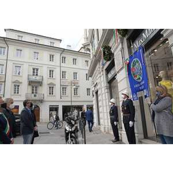  - L'assessore regionale alle Autonomie locali, Sicurezza e Corregionali all'estero Pierpaolo Roberti sosta davanti alla targa in via Imbriani a Trieste i caduti del 5 maggio 1945, Medaglie d'oro al Merito civile