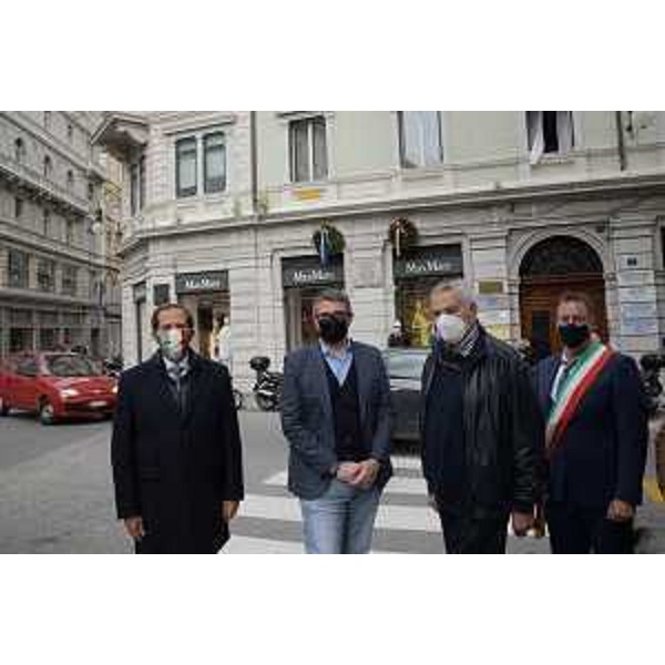 L'assessore regionale alle Autonomie locali, Sicurezza e Corregionali all'estero Pierpaolo Roberti (secondo da sinistra) alla cerimonia in ricordo dei Caduti di via Imbriani a Trieste. Da sinistra a destra: il consigliere regionale Claudio Giacomelli, Roberti, il presidente della Lega Nazionale Trieste Paolo Sardos Albertini e il vicesindaco di Trieste Paolo Polidori - L'assessore regionale alle Autonomie locali, Sicurezza e Corregionali all'estero Pierpaolo Roberti (secondo da sinistra) alla cerimonia in ricordo dei Caduti di via Imbriani a Trieste. Da sinistra a destra: il consigliere regionale Claudio Giacomelli, Roberti, il presidente della Lega Nazionale Trieste Paolo Sardos Albertini e il vicesindaco di Trieste Paolo Polidori