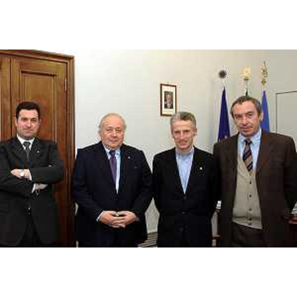 Riccardo Illy (Presidente Regione Friuli Venezia Giulia), Franco Iacop (Assessore Regionale per le relazioni internazionali, comunitarie e autonomie locali) con Beniamino Quintieri (Presidente ICE) e Ugo Calzolari (Direttore generale ICE) (Trieste, 22/02/05)