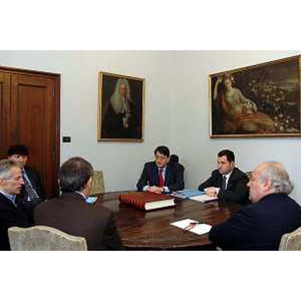 Riccardo Illy (Presidente Regione Friuli Venezia Giulia), Lodovico Sonego (Assessore Regionale alla pianificazione territoriale, energia, mobilità e infrastrutture di trasporto) e Franco Iacop (Assessore Regionale per le relazioni internazionali, comunitarie e autonomie locali) incontrano i vertici ICE (Trieste, 22/02/05)