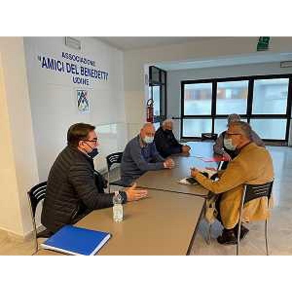 Il presidente del Cr Fvg, Piero Mauro Zanin, durante l'icontro con i vertici dell'associazione Amici del Benedetti - Il presidente del Cr Fvg, Piero Mauro Zanin, durante l'icontro con i vertici dell'associazione Amici del Benedetti