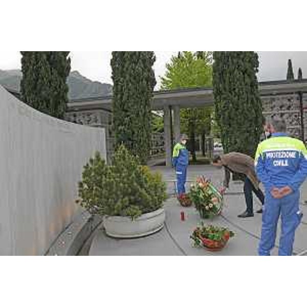 Il governatore della Regione Massimiliano Feddriga mente depone una corona di fiori al cimitero di Gemona in memoria delle vittime del terremoto del '76 - Il governatore della Regione Massimiliano Feddriga mente depone una corona di fiori al cimitero di Gemona in memoria delle vittime del terremoto del '76