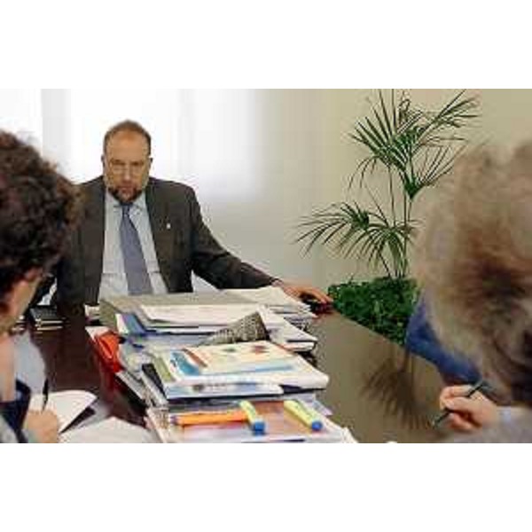 Roberto Cosolini (Assessore Regionale al lavoro, formazione, università e ricerca) in conferenza stampa (Trieste, 17/02/05)