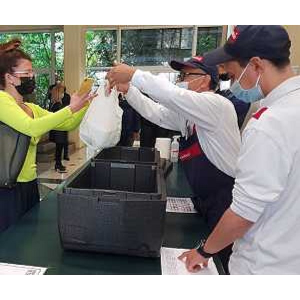 La consegna di un pasto completo a una studentessa. - La consegna di un pasto completo a una studentessa.