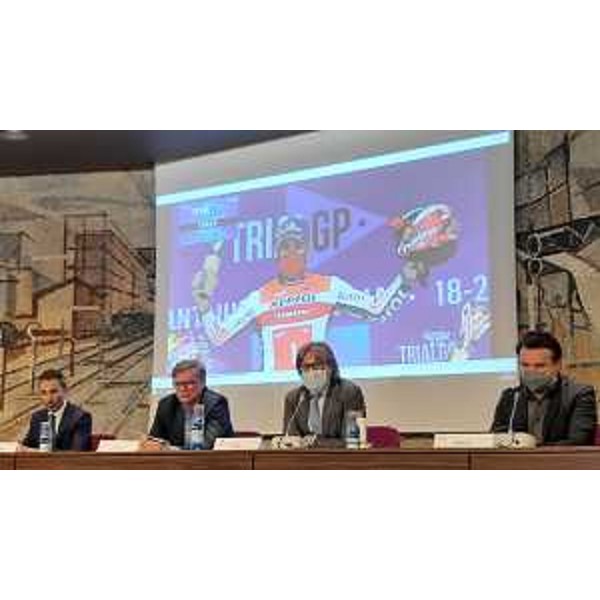 L'assessore regionale alle Attività produttive e turismo, Sergio Emidio Bini con (da sinistra a destra) il vicepresidente del Consiglio regionale Stefano Mazzolini, il presidente della Camera di Commercio Giovanni Da Pozzo, il sindaco di Tolmezzo Francesco Brollo, alla presentazione del Campionato mondiale Trial Fim Gp - Udine, 10 maggio 2021 - L'assessore regionale alle Attività produttive e turismo, Sergio Emidio Bini con (da sinistra a destra) il vicepresidente del Consiglio regionale Stefano Mazzolini, il presidente della Camera di Commercio Giovanni Da Pozzo, il sindaco di Tolmezzo Francesco Brollo, alla presentazione del Campionato mondiale Trial Fim Gp - Udine, 10 maggio 2021 
