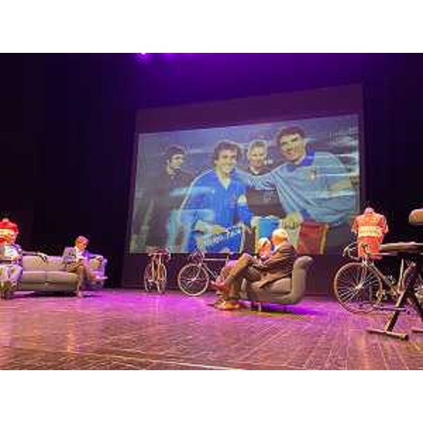 Le stelle dello sport regionale sul palco del teatro Verdi di Gorizia durante la telefonata di Dino Zoff - Le stelle dello sport regionale sul palco del teatro Verdi di Gorizia durante la telefonata di Dino Zoff