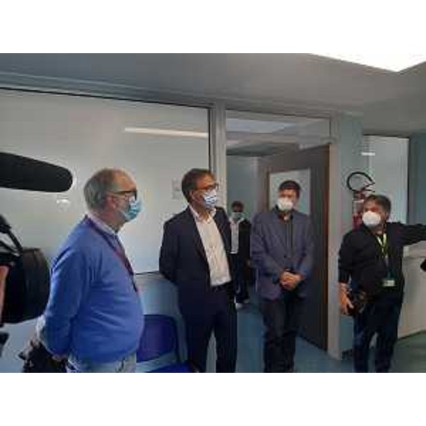 Il vicegovernetaore Riccardo Riccardi, accompagnato dai consiglieri regionali Mauro Di Bert e Alberto Budai, mentre i visita gli spazi del nuovo ambulatorio - Il vicegovernetaore Riccardo Riccardi, accompagnato dai consiglieri regionali Mauro Di Bert e Alberto Budai, mentre i visita gli spazi del nuovo ambulatorio