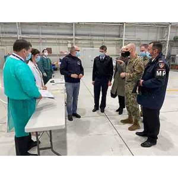 Il vicegovernatore del Friuli Venezia Giulia, Riccardo Riccardi, assieme al comandante dellAeroporto "Pagliano e Gori" di Aviano, colonnello pilota Luca Crovatti, e al comandante del 31esimo Fighter Wing, brigadier general Jason E. Bailey, alla Aviano Air Base durante la vaccinazione del personale italiano della base. - Il vicegovernatore del Friuli Venezia Giulia, Riccardo Riccardi, assieme al comandante dellAeroporto "Pagliano e Gori" di Aviano, colonnello pilota Luca Crovatti, e al comandante del 31esimo Fighter Wing, brigadier general Jason E. Bailey, alla Aviano Air Base durante la vaccinazione del personale italiano della base.
