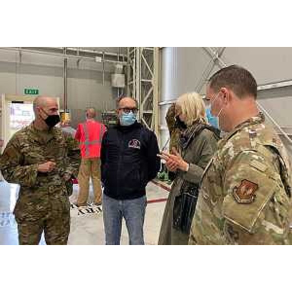 Il vicegovernatore del Friuli Venezia Giulia, Riccardo Riccardi, assieme al comandante dellAeroporto "Pagliano e Gori" di Aviano, colonnello pilota Luca Crovatti, e al comandante del 31esimo Fighter Wing, brigadier general Jason E. Bailey, alla Aviano Air Base durante la vaccinazione del personale italiano della base. - Il vicegovernatore del Friuli Venezia Giulia, Riccardo Riccardi, assieme al comandante dellAeroporto "Pagliano e Gori" di Aviano, colonnello pilota Luca Crovatti, e al comandante del 31esimo Fighter Wing, brigadier general Jason E. Bailey, alla Aviano Air Base durante la vaccinazione del personale italiano della base.