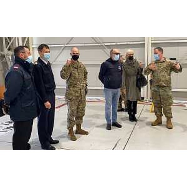 Il vicegovernatore del Friuli Venezia Giulia, Riccardo Riccardi, assieme al comandante dellAeroporto "Pagliano e Gori" di Aviano, colonnello pilota Luca Crovatti, e al comandante del 31esimo Fighter Wing, brigadier general Jason E. Bailey, alla Aviano Air Base durante la vaccinazione del personale italiano della base. - Il vicegovernatore del Friuli Venezia Giulia, Riccardo Riccardi, assieme al comandante dellAeroporto "Pagliano e Gori" di Aviano, colonnello pilota Luca Crovatti, e al comandante del 31esimo Fighter Wing, brigadier general Jason E. Bailey, alla Aviano Air Base durante la vaccinazione del personale italiano della base.