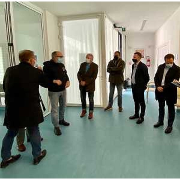 Il vicegovernatore con delega alla Salute, Riccardo Riccardi, durante la visita di questo pomeriggio a Casa Gandin, la struttura nella quale da oggi sono partite le vaccinazioni, grazie allimpegno congiunto dei medici di medicina generale, dei volontari della Protezione civile, dellAzienda sanitaria universitaria Friuli Centrale e dellAmministrazione comunale. - Il vicegovernatore con delega alla Salute, Riccardo Riccardi, durante la visita di questo pomeriggio a Casa Gandin, la struttura nella quale da oggi sono partite le vaccinazioni, grazie allimpegno congiunto dei medici di medicina generale, dei volontari della Protezione civile, dellAzienda sanitaria universitaria Friuli Centrale e dellAmministrazione comunale.