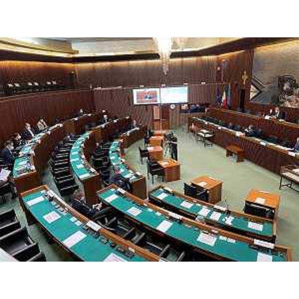 La V Commissione riunita in aula con la presenza del presidente del Cr Fvg, Piero Mauro Zanin - La V Commissione riunita in aula con la presenza del presidente del Cr Fvg, Piero Mauro Zanin