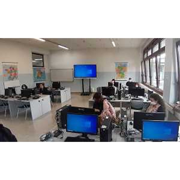 Il nuovo laboratorio di lingue dellIstituto tecnico "Antonio Zanon" di Udine - Il nuovo laboratorio di lingue dellIstituto tecnico "Antonio Zanon" di Udine