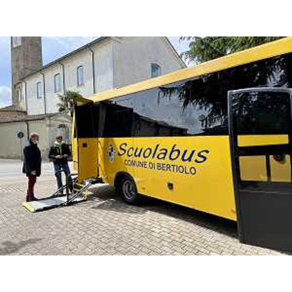 L'assessore alla Mobilità Graziano Pizzimenti visiona il mezzo acquistato dal Comune di Bertiolo con i fondi messi a disposizione dalla Regione - L'assessore alla Mobilità Graziano Pizzimenti visiona il mezzo acquistato dal Comune di Bertiolo con i fondi messi a disposizione dalla Regione