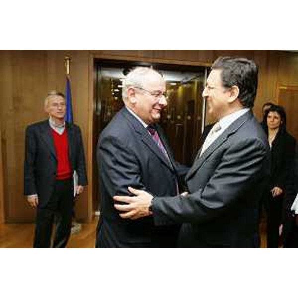 Riccardo Illy (Presidente ARE/Assemblea delle Regioni d'Europa e Presidente Friuli Venezia Giulia) si appresta a salutare José Manuel Barroso (Presidente Commissione europea) a Palazzo Berlaymont a Bruxelles. (Bruxelles 17/12/07)