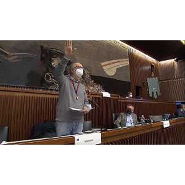 Il vicegovernatore Riccardi e Ivo Moras, presidente della III Commissione, oggi in aula - Il vicegovernatore Riccardi e Ivo Moras, presidente della III Commissione, oggi in aula