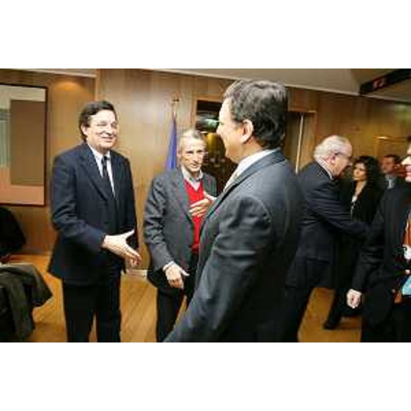 Riccardo Illy (Presidente ARE/Assemblea delle Regioni d'Europa e Presidente Friuli Venezia Giulia) si appresta a salutare José Manuel Barroso (Presidente Commissione europea) a Palazzo Berlaymont a Bruxelles. (Bruxelles 17/12/07)