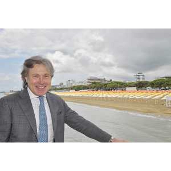 L'assessore regionale alle Attività produttive e Turismo Sergio Emidio Bini alla Terrazza a Mare di Lignano Sabbiadoro da cui ha lanciato il messaggio di accoglienza a turisti e frequentatori delle spiagge del Friuli Venezia Giulia - L'assessore regionale alle Attività produttive e Turismo Sergio Emidio Bini alla Terrazza a Mare di Lignano Sabbiadoro da cui ha lanciato il messaggio di accoglienza a turisti e frequentatori delle spiagge del Friuli Venezia Giulia