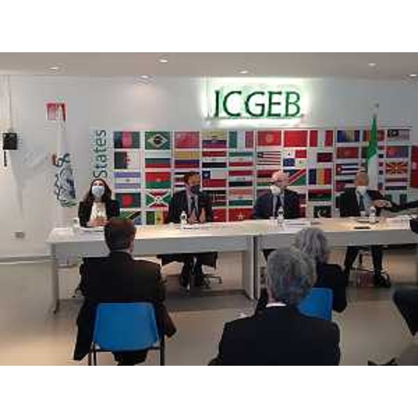 Il governatore del Friuli Venezia Giulia Massimiliano Fedriga alla presentazione dei nuovi laboratori Icgeb di Trieste per i farmaci bisimilari. Da sinistra: Natasa Skoko, capogruppo Biotechnology Development Unit; Fedriga; il direttore dell'Icgeb Lawrence Banks; Fabrizio Nicoletti, direttore centrale per l'innovazione e la ricerca del Ministero degli Affari esteri - Il governatore del Friuli Venezia Giulia Massimiliano Fedriga alla presentazione dei nuovi laboratori Icgeb di Trieste per i farmaci bisimilari. Da sinistra: Natasa Skoko, capogruppo Biotechnology Development Unit; Fedriga; il direttore dell'Icgeb Lawrence Banks; Fabrizio Nicoletti, direttore centrale per l'innovazione e la ricerca del Ministero degli Affari esteri