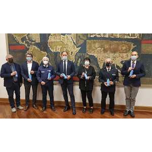 L'assessore Scoccimarro insieme a (da sinistra) Flavio Gabrielcig (direttore del Servizio disciplina gestione rifiuti e siti inquinati della Regione), Zeno D'Agostino (presidente Autorità di sistema portuale del mare Adriatico orientale), Stellio Vatta (direttore Arpa Fvg), Luisa Polli (assessore Ambiente Comune di Trieste), Vincenzo Vitale (contrammiraglio, direttore marittimo del Friuli Venezia Giulia) e Giovanni Piccoli (responsabile Servizi ambientali di AcegasApsAmga) - L'assessore Scoccimarro insieme a (da sinistra) Flavio Gabrielcig (direttore del Servizio disciplina gestione rifiuti e siti inquinati della Regione), Zeno D'Agostino (presidente Autorità di sistema portuale del mare Adriatico orientale), Stellio Vatta (direttore Arpa Fvg), Luisa Polli (assessore Ambiente Comune di Trieste), Vincenzo Vitale (contrammiraglio, direttore marittimo del Friuli Venezia Giulia) e Giovanni Piccoli (responsabile Servizi ambientali di AcegasApsAmga) 