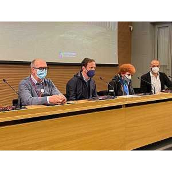 Il governatore del Friuli Venezia Giulia, Massimiliano Fedriga, assieme al vicegovernatore con delega alla Salute, Riccardo Riccardi, e all'assessore alla Cultura, Tiziana Gibelli, durante la presentazione di 'Va in scena il vaccino'. - Il governatore del Friuli Venezia Giulia, Massimiliano Fedriga, assieme al vicegovernatore con delega alla Salute, Riccardo Riccardi, e all'assessore alla Cultura, Tiziana Gibelli, durante la presentazione di 'Va in scena il vaccino'.