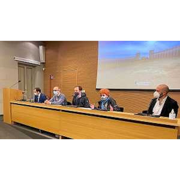 Il governatore del Friuli Venezia Giulia, Massimiliano Fedriga, assieme al vicegovernatore con delega alla Salute, Riccardo Riccardi, e all'assessore alla Cultura, Tiziana Gibelli, durante la presentazione di 'Va in scena il vaccino'. - Il governatore del Friuli Venezia Giulia, Massimiliano Fedriga, assieme al vicegovernatore con delega alla Salute, Riccardo Riccardi, e all'assessore alla Cultura, Tiziana Gibelli, durante la presentazione di 'Va in scena il vaccino'.