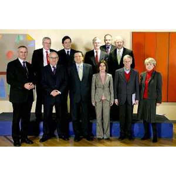 Riccardo Illy (Presidente ARE/Assemblea delle Regioni d'Europa e Presidente Friuli Venezia Giulia) e José Manuel Barroso (Presidente Commissione europea) nel gruppo di partecipanti a Palazzo Berlaymont a Bruxelles. (Bruxelles 17/12/07)