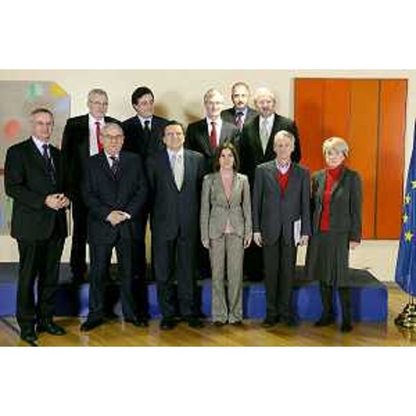 Riccardo Illy (Presidente ARE/Assemblea delle Regioni d'Europa e Presidente Friuli Venezia Giulia) e José Manuel Barroso (Presidente Commissione europea) nel gruppo di partecipanti a Palazzo Berlaymont a Bruxelles. (Bruxelles 17/12/07)