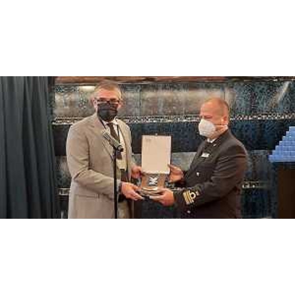 L'assessore regionale alle Autonomie locali Pierpaolo Roberti Roberti consegna il crest della Regione Friuli Venezia Giulia nelle mani del Comandante della Costa Luminosa, Antonio Modaffari. - L'assessore regionale alle Autonomie locali Pierpaolo Roberti Roberti consegna il crest della Regione Friuli Venezia Giulia nelle mani del Comandante della Costa Luminosa, Antonio Modaffari.