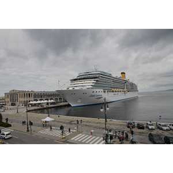 Costa Luminosa ormeggiata alla stazione marittima di Trieste - Costa Luminosa ormeggiata alla stazione marittima di Trieste