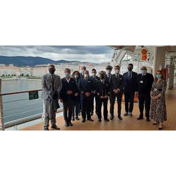 L'assessore regionale alle Autonomie locali, Pierpaolo Roberti, con le autorità sul ponte della Costa Luminosa - L'assessore regionale alle Autonomie locali, Pierpaolo Roberti, con le autorità sul ponte della Costa Luminosa