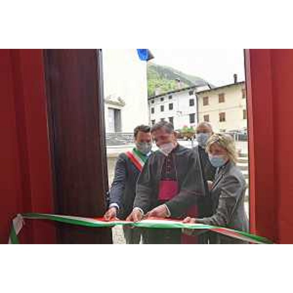 Il taglio del nastro con assessore Zilli, mons. Zanello, don Geretti e sindaco di Tolmezzo Brollo - Il taglio del nastro con assessore Zilli, mons. Zanello, don Geretti e sindaco di Tolmezzo Brollo