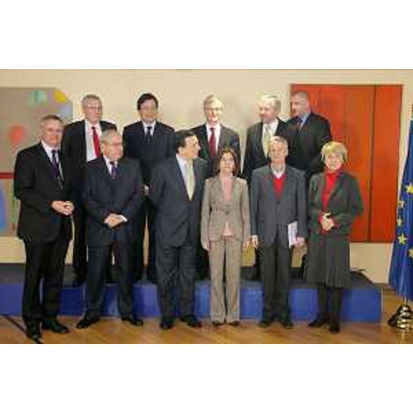Riccardo Illy (Presidente ARE/Assemblea delle Regioni d'Europa e Presidente Friuli Venezia Giulia) e José Manuel Barroso (Presidente Commissione europea) nel gruppo di partecipanti a Palazzo Berlaymont a Bruxelles. (Bruxelles 17/12/07)