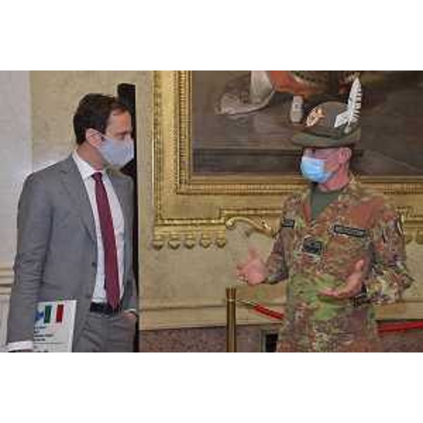 Massimiliano Fedriga riceve nel Palazzo della Regione a Trieste il comandante della Brigata Alpina "Julia" gen. Alberto Vezzoli - Massimiliano Fedriga riceve nel Palazzo della Regione a Trieste il comandante della Brigata Alpina "Julia" gen. Alberto Vezzoli