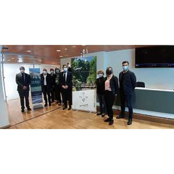 L'assessore regionale alle Attività produttive e turismo, Sergio Emidio Bini, con gli amministratori dei Comuni coinvolti in Sportland - L'assessore regionale alle Attività produttive e turismo, Sergio Emidio Bini, con gli amministratori dei Comuni coinvolti in Sportland