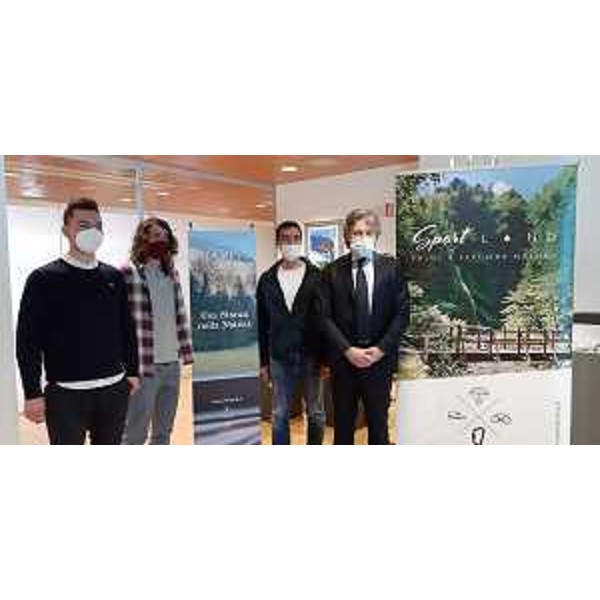 L'assessore regionale alle Attività produttive e turismo, Sergio Emidio Bini, con i referenti del progetto imprenditoriale Friland. - L'assessore regionale alle Attività produttive e turismo, Sergio Emidio Bini, con i referenti del progetto imprenditoriale Friland.